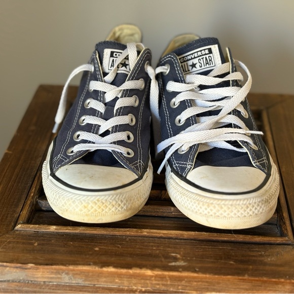 Converse Men’s or Women’s Navy Classic Sneakers - Picture 3 of 8
